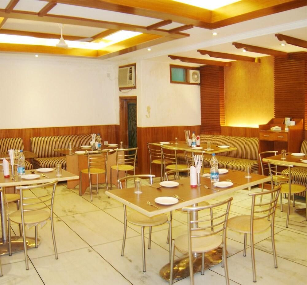 Hotel Apra Deluxe Neu-Delhi Restaurant foto