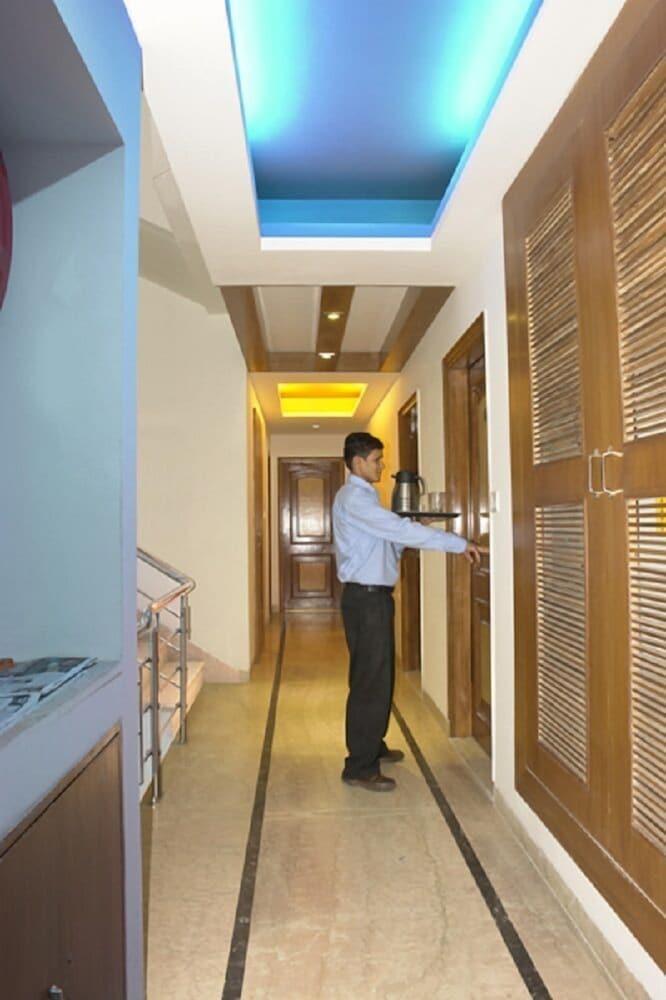 Hotel Apra Deluxe Neu-Delhi Exterior foto