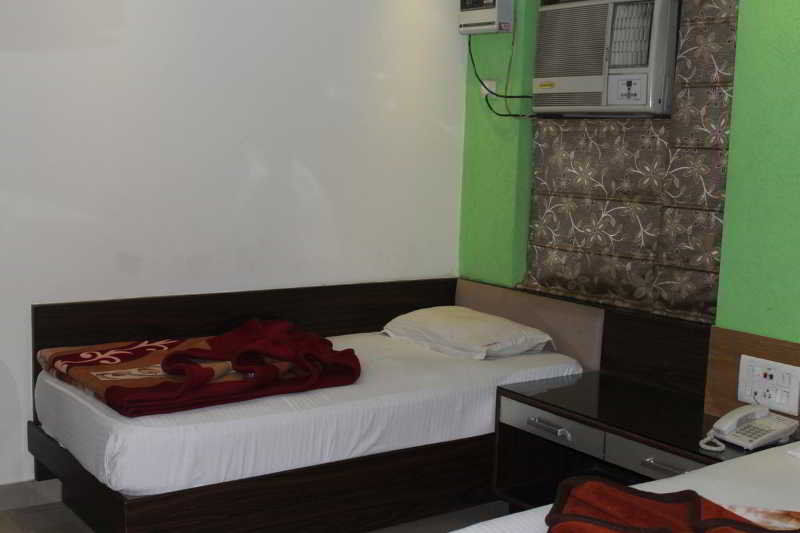 Hotel Apra Deluxe Neu-Delhi Exterior foto